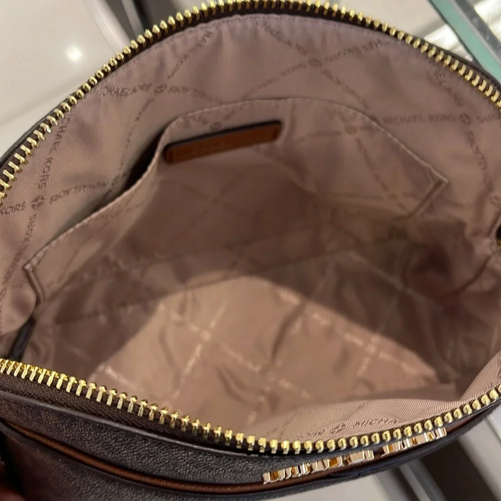 MICHAEL KORS
Jet Set Travel Medium Logo Dome Crossbody Bag
NWT - Picture 7 of 16
